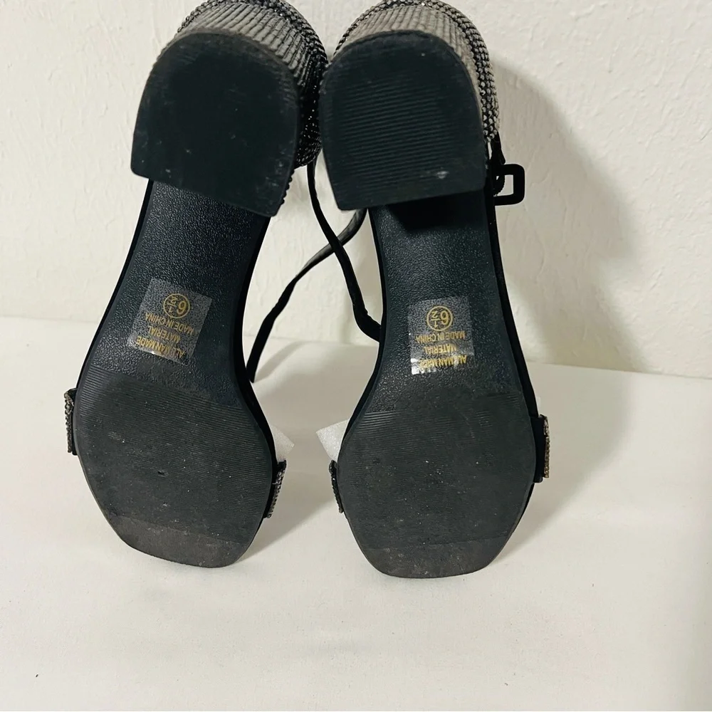 Delicious chic black